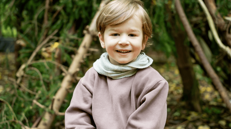 Kind Tipi draußen Kitafotografie Lächeln natürlich