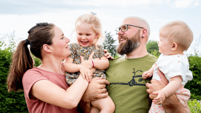 Familienfotografie Eltern zwei Kinder Familie draußen Natürlich