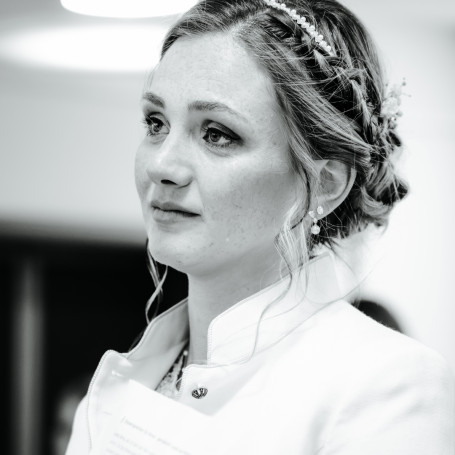 weinende Braut Freudentränen glücklich ergriffen Black & White