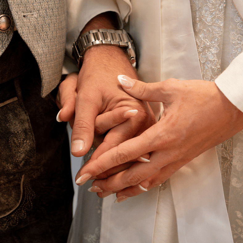 Brautpaar in Tracht mit ihren Kindern – Hochzeitsfotografie im Allgäu